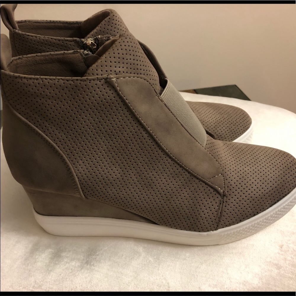 🦋SOLD🦋Wedge Sneakers